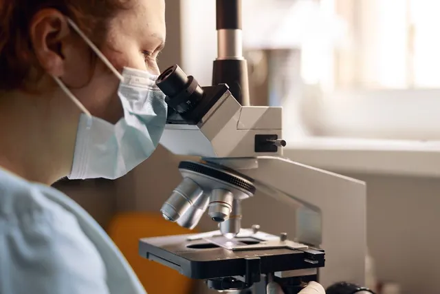 Comment Bien Choisir un Microscope Optique ?